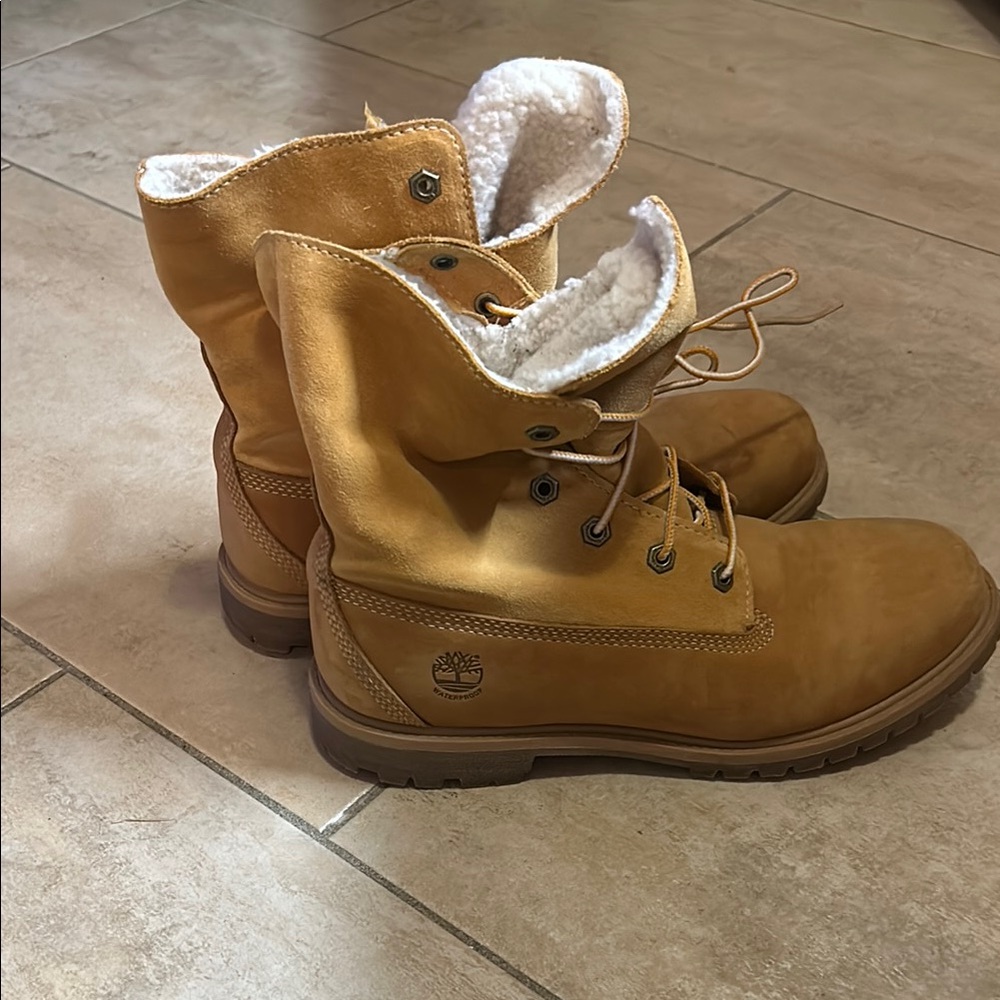 Timberland Tan Boots with Shearling Lining - Picture 1 of 8
